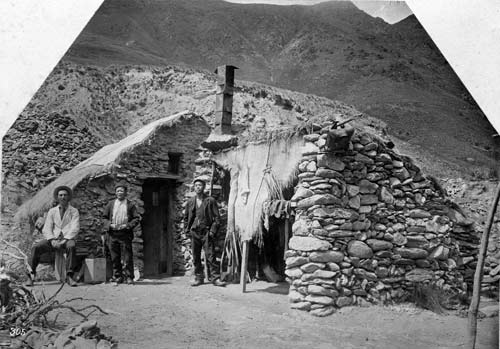Chinese gold miners in Otago, circa 1900. Image from Te Ara.