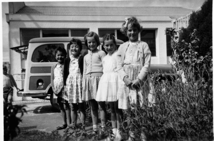 Little Helen and her sister Barbara with some friends at home in Hawera, 1960. Image courtesy of Helen.